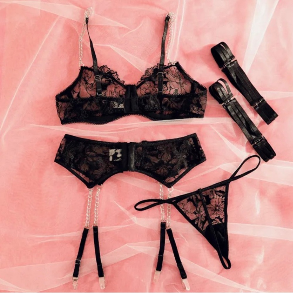 Black Lace Lingerie Set w/Chain Straps - Picture 4 of 11